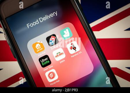 Kumamoto, GIAPPONE - ago 16 2021 : UK food deli apps (Just Eat, Domino's, Deliveroo, Uber Eats, Pizza Hut, Papa John’s e Nando’s) su iPhone con bandiera britannica Foto Stock