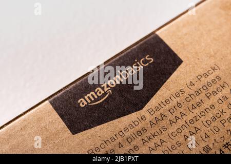 Kumamoto, Giappone - ago 26 2021 : logo AmazonBasics stampato su scatola di cartone. E 'private-label offre beni per la casa, forniture per ufficio, e accessori tecnologici Foto Stock