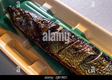 Primo piano grigliato Sanma giapponese venduto da supermercato giapponese. Pacific Saury è un pesce in diverse cucine dell'Asia orientale e conosciuta come "Sanma" in Giappone Foto Stock