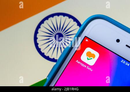 Kumamoto, GIAPPONE - Sep 25 2021 : Aarogya Setu app, Indian COVID-19 contattare il servizio dal National Informatics Center (MeitY), su iPhone sulla bandiera indiana Foto Stock