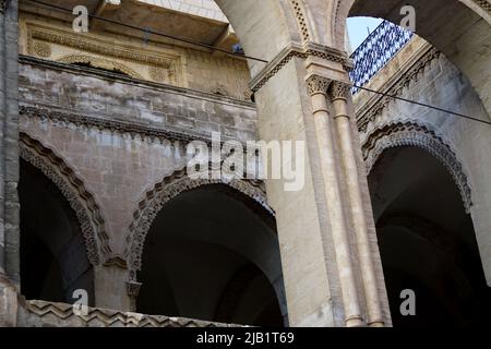 Artuklu Mardin, Turchia 7 maggio 2022 Mardin paesaggio al tramonto con minareto di Ulu Cami, anche noto come Grande moschea di Mardin Foto Stock