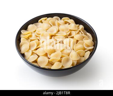 Pasta di orecchiette cruda in ciotola nera isolata su fondo bianco con sentiero di taglio Foto Stock