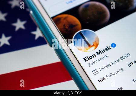Kumamoto, GIAPPONE - ago 26 2021 : Elon Musk account twitter su iPhone sulla bandiera degli Stati Uniti. Fondatore, CEO e Chief Engineer presso SpaceX Foto Stock