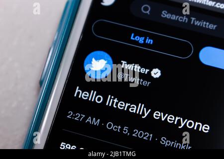 Kumamoto, GIAPPONE - Ott 12 2021 : Closeup il tweet ufficiale del conto Twitter “ciao letteralmente tutti”, dopo l’interruzione globale di Facebook, su iPhone. Foto Stock