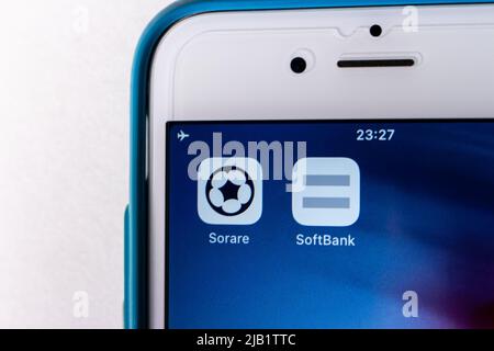 Kumamoto, GIAPPONE - Set 25 2021: Immagine closeup concettuale del gioco di football NFT fantasy icone Sorare e Softbank su iPhone. Foto Stock