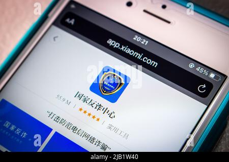 Kumamoto, GIAPPONE - Ott 25 2021 : applicazione anti-frode cinese “National Anti-Fraud Center” in Xiaomi’s App Store in iPhone di umore scuro. Foto Stock