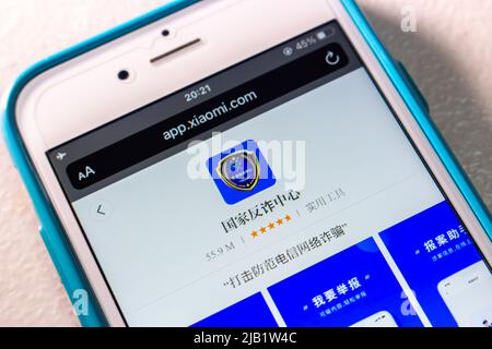 Kumamoto, GIAPPONE - Ott 25 2021 : applicazione anti-frode cinese “National Anti-Fraud Center” in Xiaomi’s App Store in iPhone sul tavolo Foto Stock