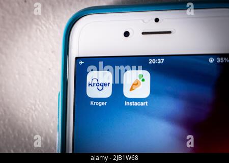 Kumamoto, GIAPPONE - Ott 25 2021 : supermercato USA Kroger e gli Stati Uniti consegna generi alimentari pick-up servizio Instacart icone su iPhone. Kroger Delivery Now' Concept Foto Stock