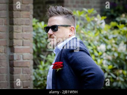 2022-06-02 11:02:04 LAREN - Johnny de mol cammina nella Basilica di San Giovanni prima del funerale di Willibrord Frequin. Frequin è morto all'età di 80 anni a causa degli effetti del Parkinson. ANP ROBIN VAN LONKHUIJSEN olanda OUT - belgio OUT Foto Stock