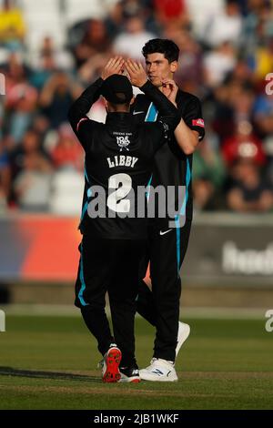 CHESTER LE STREET, REGNO UNITO. GIUGNO 1st Pat Brown di Worcestershire Rapids celebra con Jake Libby di Worcestershire Rapids dopo aver preso un wicket durante la partita Charlotte Edwards Cup tra i Northern Diamonds e Loughborough Lightning al Seat Unique Riverside, Chester le Street mercoledì 1st giugno 2022. (Credit: Will Matthews | MI News) Credit: MI News & Sport /Alamy Live News Foto Stock