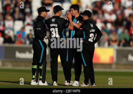 CHESTER LE STREET, REGNO UNITO. GIUGNO 1st Pat Brown di Worcestershire Rapids festeggia con i compagni di squadra dopo aver preso un wicket durante la partita Charlotte Edwards Cup tra i Northern Diamonds e Loughborough Lightning al Seat Unique Riverside, Chester le Street mercoledì 1st giugno 2022. (Credit: Will Matthews | MI News) Credit: MI News & Sport /Alamy Live News Foto Stock