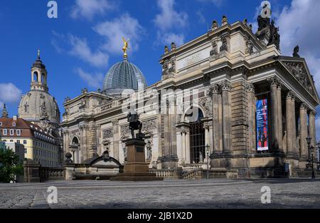 02 giugno 2022, Sassonia, Dresda: Vista soleggiata dalla terrazza Brühl della Frauenkirche (l-r), la cupola della Kunstakedmie con l'angelo Famà, il monumento al Gottfried Semper e il Palazzo Lipsius. Foto: Robert Michael/dpa Foto Stock