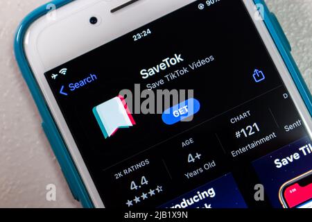 Kumamoto, GIAPPONE - Ott 12 2021 : SaveTok, popolare applicazione di downloader video TikTok, su App Store su iPhone. Foto Stock
