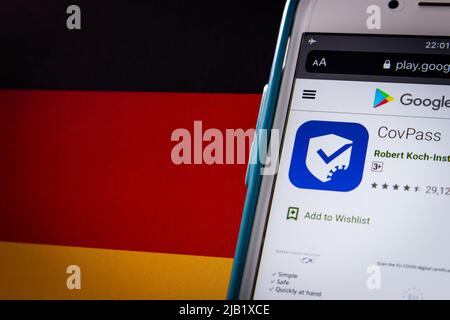 L'app CovPass consente di memorizzare i certificati COVID digitali dell'UE sullo smartphone, su Google Play Store sullo smartphone con bandiera tedesca Foto Stock