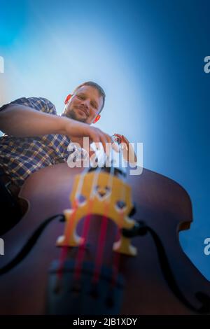 Un lettore di bassi sorridente. Foto Stock