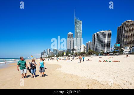 Queensland Australia / turisti e locali amano il sole, il mare e la spiaggia a Surfers Paradise. Foto Stock