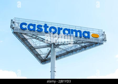 Wroclaw, Polonia - 29 MAGGIO 2022: Logo Castorama sul cartello Foto Stock