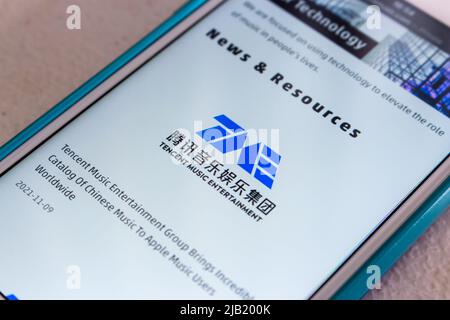 Logo di Tencent Music Entertainment Group (TME), un'azienda che sviluppa servizi di streaming musicale in Cina, nel suo sito web su iPhone Foto Stock