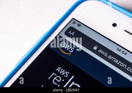 Primo piano logo AWS (Amazon Web Services) sul suo sito web su iPhone. AWS è un'API e piattaforme di cloud computing on-demand di Amazon Foto Stock