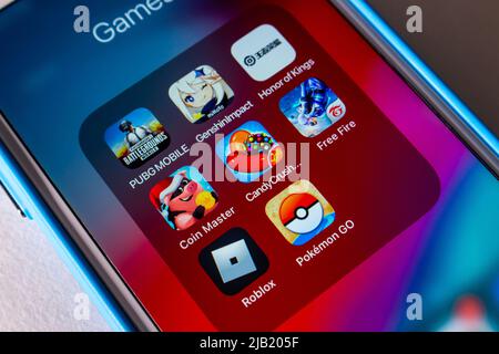 8 popolari giochi mobili (PUBG, Genshin Impact, Honor of Kings, Coin Master, Candy Crush Saga Online, Garena Free Fire, roblox e Pokemon Go) per iPhone Foto Stock