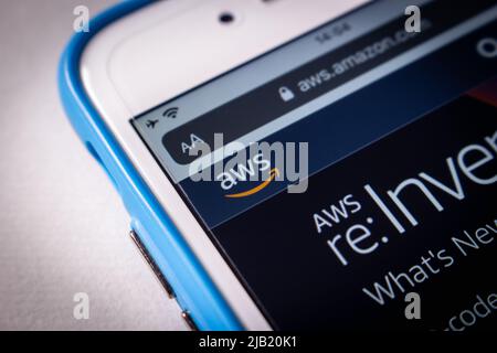Primo piano logo AWS (Amazon Web Services) sul suo sito web su iPhone. AWS è un'API e piattaforme di cloud computing on-demand di Amazon Foto Stock