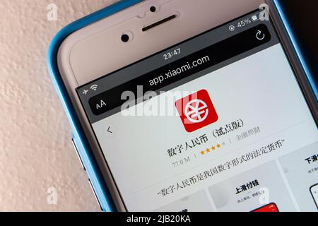 Kumamoto, GIAPPONE - Jan 20 2022 : Digital Yuan app e-CNY in Xiaomi's App Store in iPhone. Lo yuan digitale è una forma di valuta digitale della banca centrale, CBDC Foto Stock