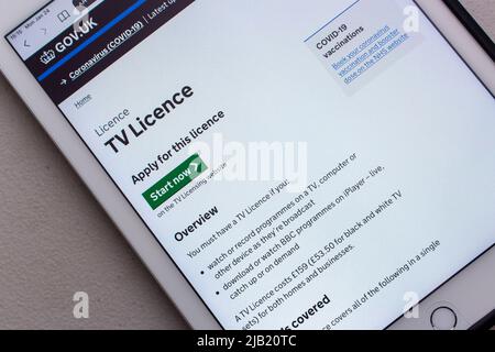 Kumamoto, GIAPPONE - Jan 24 2022 : immagine concettuale della pagina di introduzione della licenza TV nel sito web GOV.UK su tablet. Foto Stock