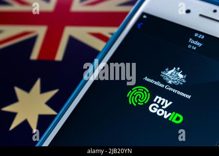 MyGovID, l'app del Governo Australiano che consente agli utenti di autenticarsi con i siti web del Governo Australiano, su iPhone sulla bandiera Australiana Foto Stock