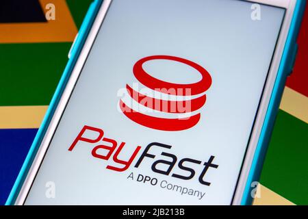 Kumamoto, GIAPPONE - Nov 2 2021 : il logo di PayFast, un servizio di pagamento online per i commercianti sudafricani, su iPhone sulla bandiera sudafricana. Foto Stock