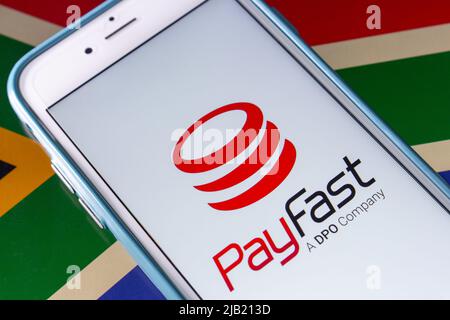 Kumamoto, GIAPPONE - Nov 2 2021 : il logo di PayFast, un servizio di pagamento online per i commercianti sudafricani, su iPhone sulla bandiera sudafricana. Foto Stock