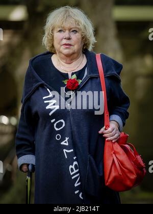 2022-06-02 10:38:40 LAREN - Tineke de Nooij cammina nella Basilica di San Giovanni prima del funerale di Willibrord Frequin. Frequin è morto all'età di 80 anni a causa degli effetti del Parkinson. ANP ROBIN VAN LONKHUIJSEN olanda OUT - belgio OUT Foto Stock