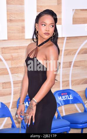 WESTWOOD, CA - 01 GIUGNO: Karrueche Tran partecipa al 'Hustle' World Premiere di Netflix al Regency Village Theatre il 01 giugno 2022 a Los Angeles, California. Credit: Jeffrey Mayer/JTMPhotos/MediaPunch Foto Stock