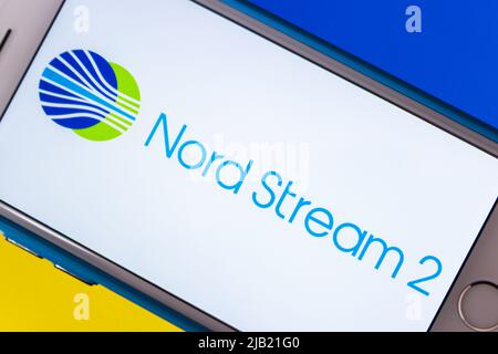 Nord Stream 2 logo su iPhone su bandiera Ucraina. Nord Stream è un sistema di gasdotti offshore, che opera sotto il Mar Baltico dalla Russia alla Germania Foto Stock