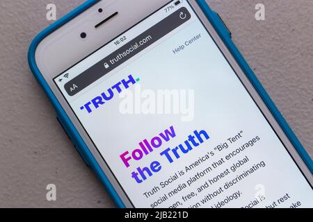 Kumamoto, GIAPPONE - Feb 22 2022 : Truth Social logo nel suo sito web su iPhone. Si tratta di una piattaforma SNS lanciata da Trump Media and Technology Group (TMTG). Foto Stock