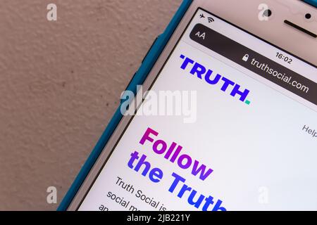 Kumamoto, GIAPPONE - Feb 22 2022 : Truth Social logo nel suo sito web su iPhone. Si tratta di una piattaforma SNS lanciata da Trump Media and Technology Group (TMTG). Foto Stock