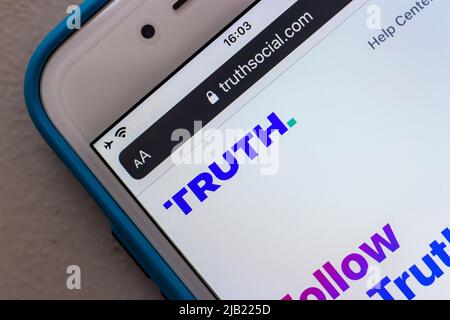 Kumamoto, GIAPPONE - Feb 22 2022 : Truth Social logo nel suo sito web su iPhone. Si tratta di una piattaforma SNS lanciata da Trump Media and Technology Group (TMTG). Foto Stock