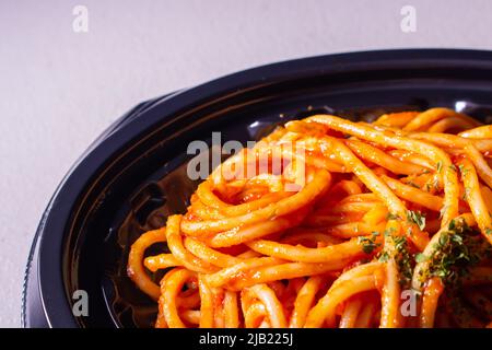 Gli spaghetti giapponesi napaporitani da asporto in un vassoio di cibi. Il napaporitano (o napoletano) è un piatto di pasta giapponese. Si compone di spaghetti, ketchup al pomodoro Foto Stock