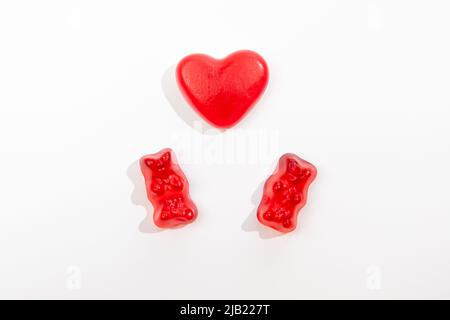 Concetto di amore con gli orsi Gummi e il cuore rosso Foto Stock
