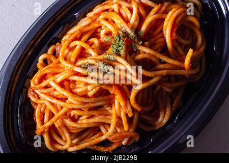 Gli spaghetti giapponesi napaporitani da asporto in un vassoio di cibi. Il napaporitano (o napoletano) è un piatto di pasta giapponese. Si compone di spaghetti, ketchup al pomodoro Foto Stock