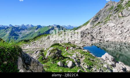 Escursionisti che salgono fino alla cima della montagna nelle Alpi di Allgäu vicino a Oberstdorf Foto Stock