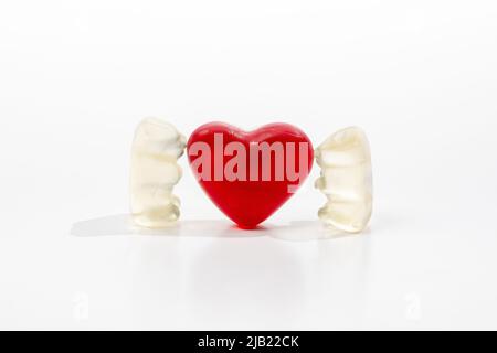 Concetto di amore con gli orsi Gummi e il cuore rosso Foto Stock