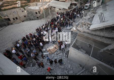 (220602) -- JENIN, 2 giugno 2022 (Xinhua) -- i palestinesi ispezionano la casa distrutta di Deyaa'a Hamarsheh dopo che la forza militare israeliana lo ha demolito con un bulldozer nel villaggio di Ya'bad nella città di Jenin, in Cisgiordania, 2 giugno 2022. Un giovane palestinese è stato ucciso e sei sono stati feriti mercoledì durante gli scontri con i soldati israeliani nei pressi della città settentrionale della Cisgiordania di Jenin, hanno detto le autorità sanitarie palestinesi. Testimoni oculari palestinesi hanno detto che scoppiarono scontri quando una forza militare israeliana ha assalito il villaggio con un bulldozer per demolire la casa di Deyaa'a Hamarsheh, un palestinese che carr Foto Stock