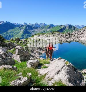 Escursionisti che salgono fino alla cima della montagna nelle Alpi di Allgäu vicino a Oberstdorf Foto Stock