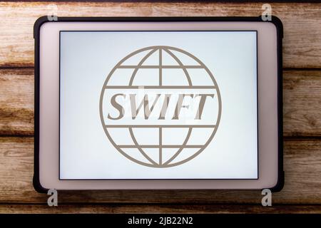 Kumamoto, GIAPPONE - Mar 30 2022 : Logo della società belga delle transazioni finanziarie e dei pagamenti cooperativa a livello mondiale SWIFT sulla tavoletta di legno Foto Stock