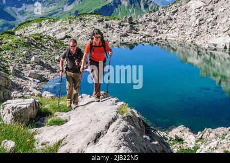 Escursionisti che salgono fino alla cima della montagna nelle Alpi di Allgäu vicino a Oberstdorf Foto Stock