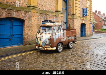 Un servizio navetta VW personalizzato all'esterno della sala del mercato di Scarborough Foto Stock