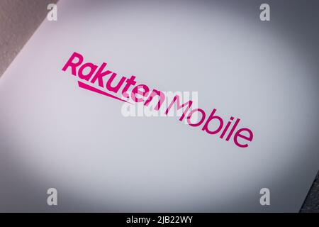 Kumamoto, GIAPPONE - Nov 11 2021: Logo di Rakuten Mobile che è stampato sulla sua borsa per la spesa ripiegata. Rakuten Mobile è il quarto gestore di telefonia mobile giapponese Foto Stock