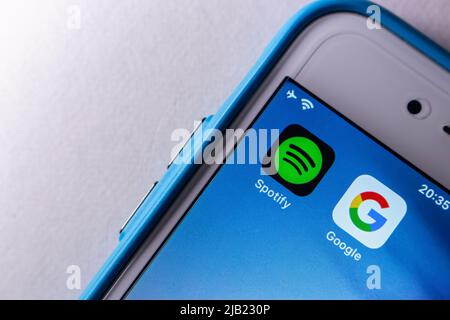 Kumamoto, GIAPPONE - Apr 5 2022 : l'immagine concettuale delle icone delle app di Google e Spotify sullo schermo dell'iPhone con uno spazio per la copia. Foto Stock