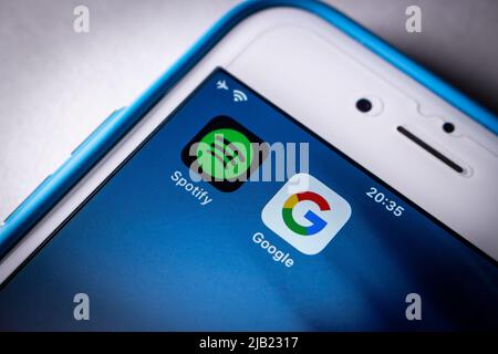 Kumamoto, GIAPPONE - Apr 5 2022 : l'immagine concettuale delle icone delle app di Google e Spotify sullo schermo dell'iPhone in condizioni di oscurità. Foto Stock