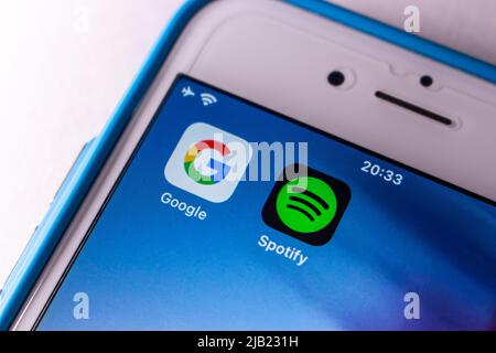 Kumamoto, GIAPPONE - Apr 5 2022 : l'immagine concettuale delle icone delle app di Google e Spotify sullo schermo dell'iPhone. Foto Stock